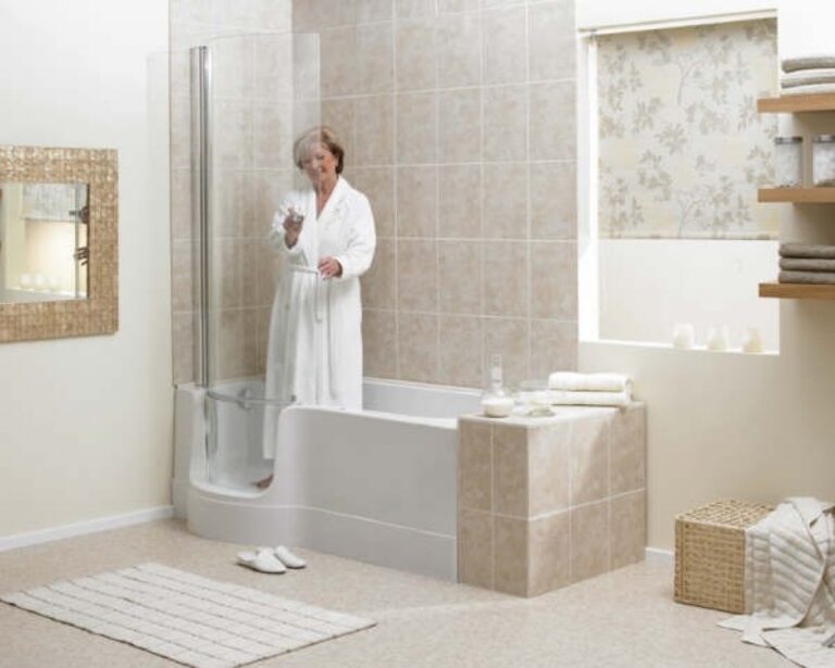 Comment choisir une douche senior ? Critères indispensables à connaître